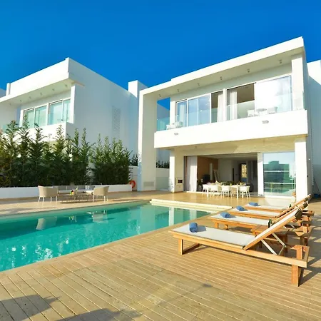וילה Blue Waves Beachfront *